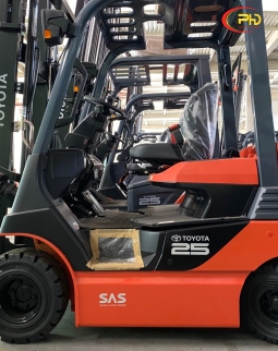 Xe nâng điện Toyota 2,5 tấn