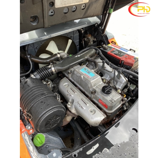 Xe nâng dầu ngồi lái hiệu Toyota