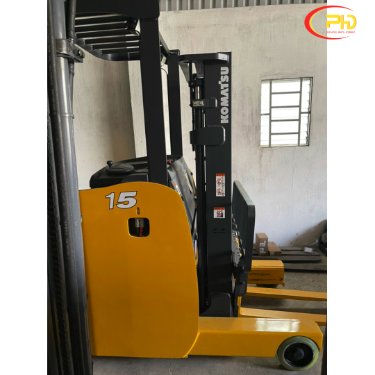 Xe nâng đứng lái komatsu 1,5 tấn