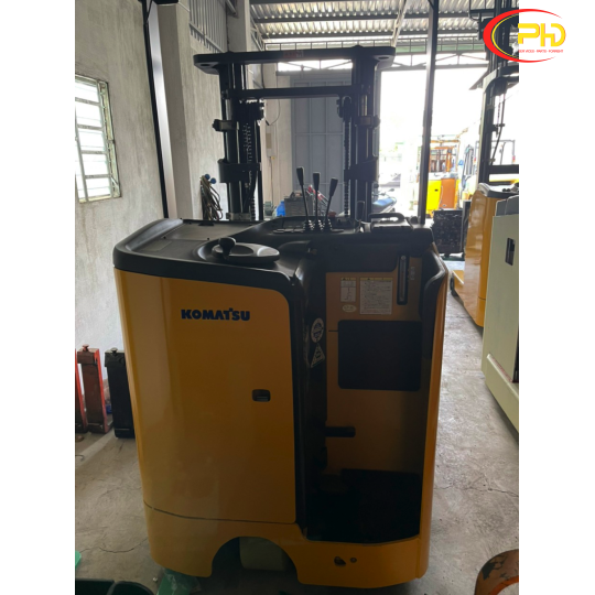 Xe nâng đứng lái komatsu 1,5 tấn
