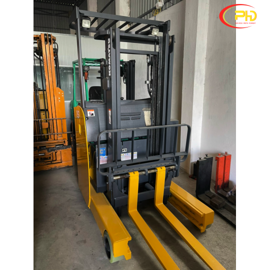 Xe nâng đứng lái komatsu 1,5 tấn