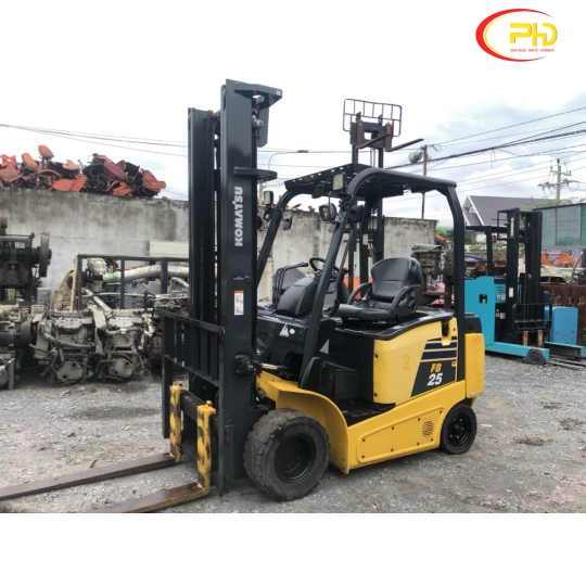Xe nâng ngồi lái komatsu 2,5 tấn