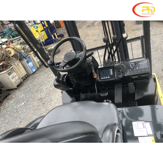 Xe nâng ngồi lái komatsu 2,5 tấn